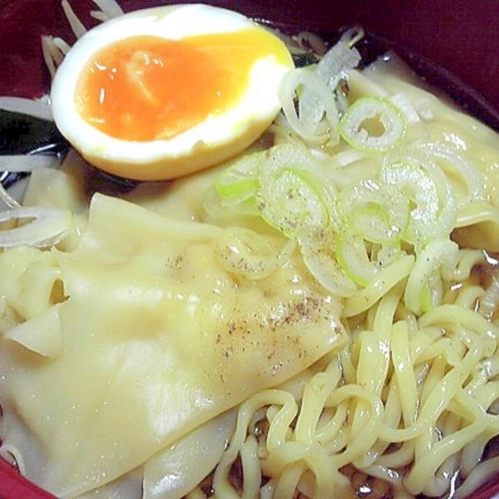 半熟卵乗せワンタンラーメン